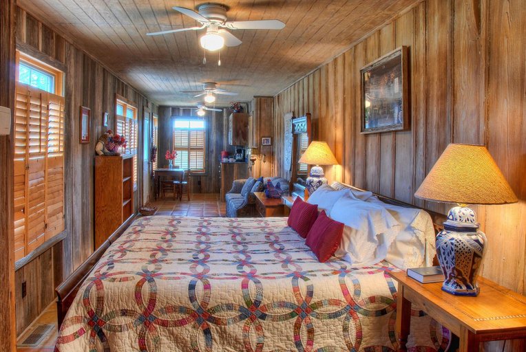 Public Area 3, Kuebler Waldrip Haus B&B, Comal