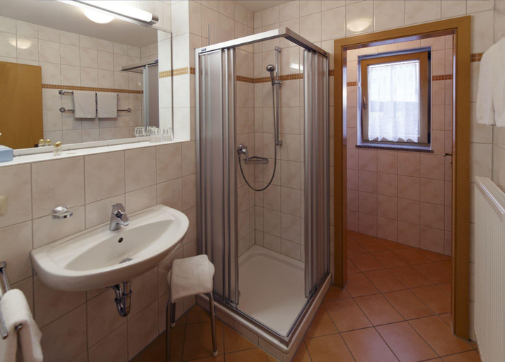 Bathroom 4, Panorama-Hotel Am See, Schwandorf
