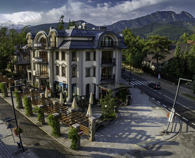 Exterior & Views