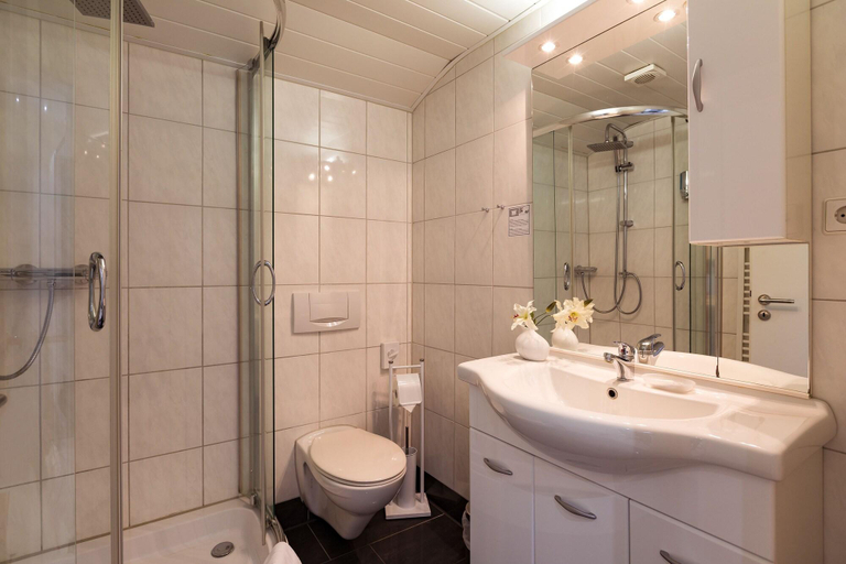 Bathroom 5, Hotel Garni - Am Rosenplatz, Gifhorn