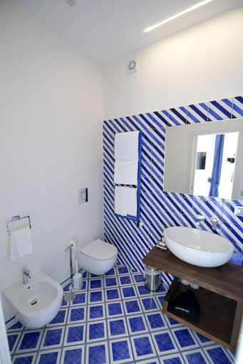Bathroom 4, Palazzo San Giovanni, Salerno