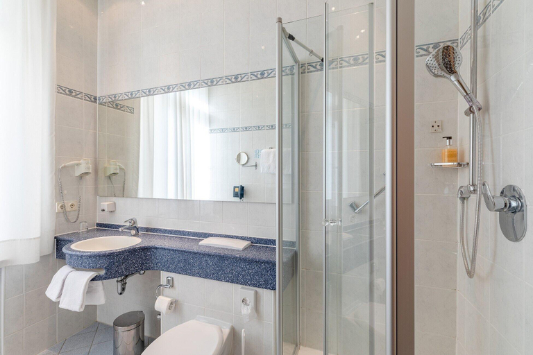 Bathroom 5, Hotel Uhland, München