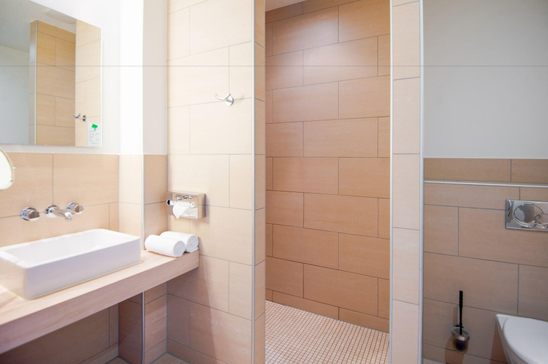 Bathroom 4, Aspria Hannover Maschsee, Region Hannover