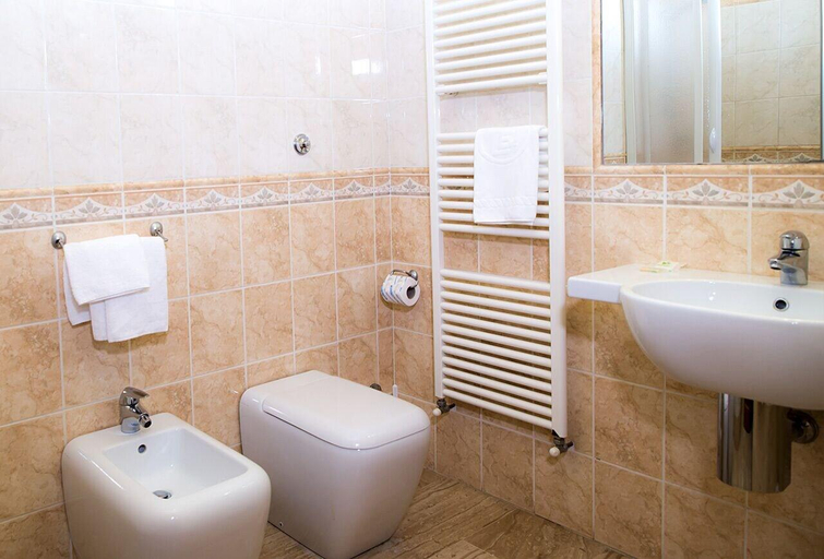 Bathroom 4, Hotel Villa Aurora, Latina