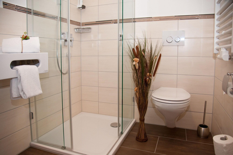 Bathroom 4, Landhotel Hutzenthaler, Landshut