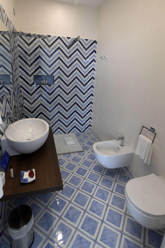 Bathroom 4, Palazzo San Giovanni, Salerno