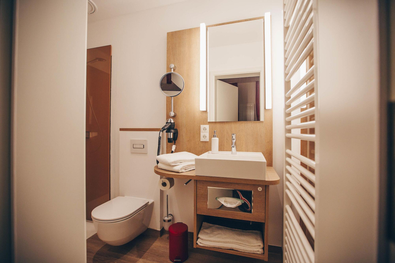 Bathroom 4, Hotel Luckys Inn GmbH, Hamburg