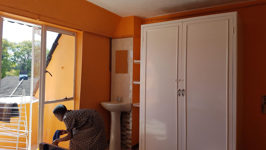 Public Area 3, Lolos Cosy One Bedroom Apartment, Harare