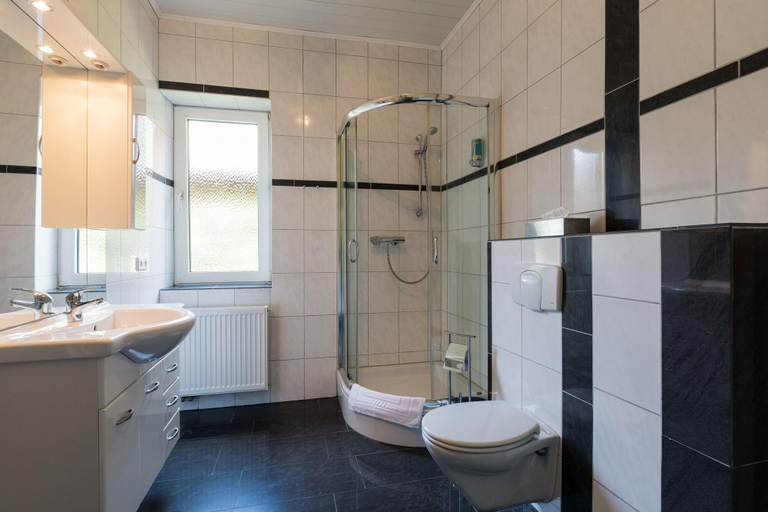 Bathroom 3, Hotel Garni - Am Rosenplatz, Gifhorn