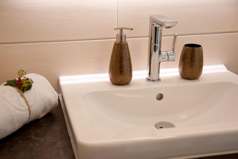 Bathroom 4, Landhotel Hutzenthaler, Landshut