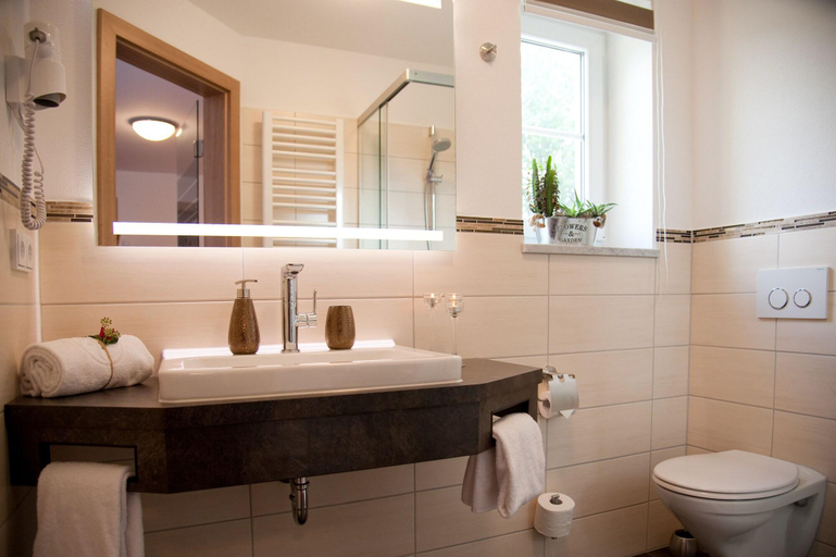 Bathroom 4, Landhotel Hutzenthaler, Landshut