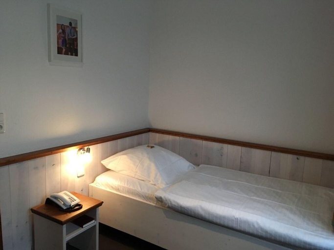 Bedroom 3, Hotel Landhaus Wesermarsch, Verden