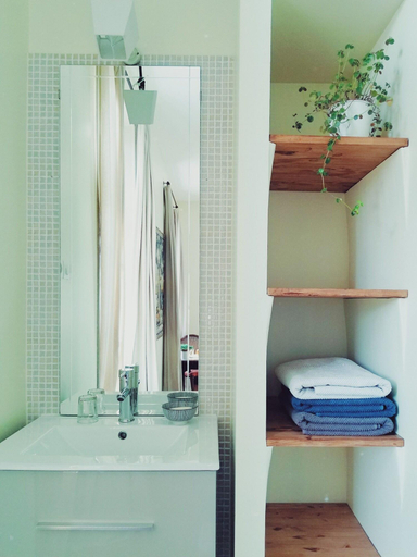 Bathroom 4, Fontclaire en Provence, Vaucluse