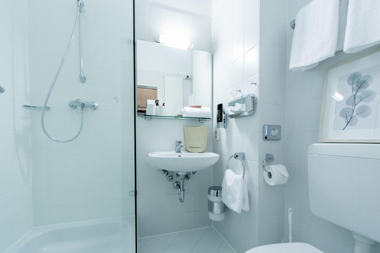 Bathroom 4, Stadthotel Freilassing, Berchtesgadener Land