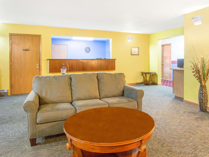 Public Area 2, Super 8 by Wyndham Escanaba, Delta