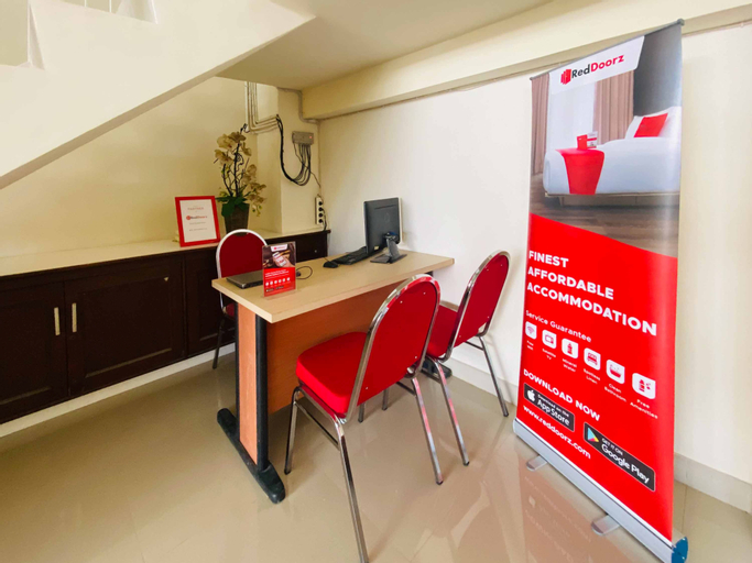 RedDoorz Plus Syariah near Royal Plaza, Surabaya