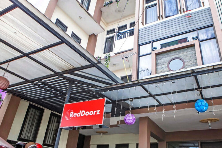 Exterior & Views 2, RedDoorz Plus near Isola UPI, Bandung