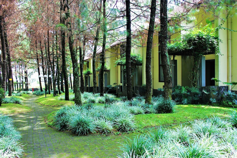 Exterior & Views 24