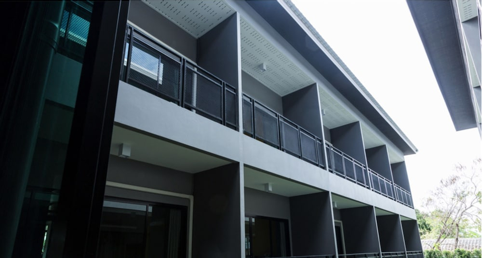 Exterior & Views 8
