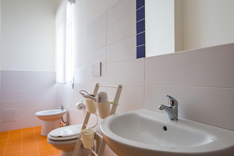 Bathroom 4, B&B Il Faro, Syracuse