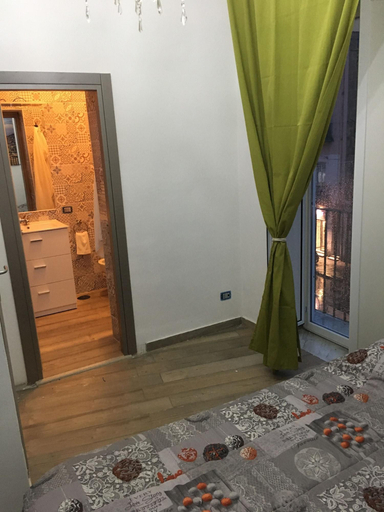 Bedroom 2, Na tazzulel e cafe, Napoli
