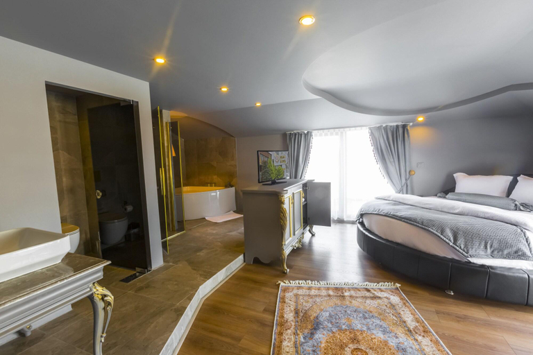 Bedroom 3, Real King Suite Hotel, Yomra