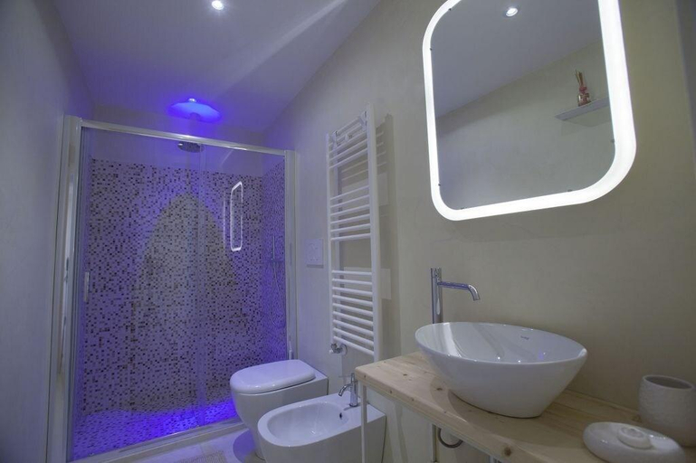 Bathroom 3, Suite Nina, Lecce