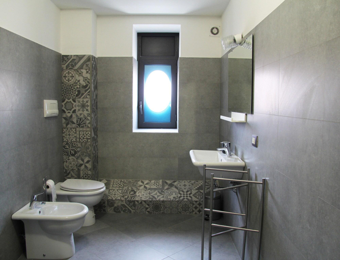 Bathroom 5, Urban Pop Hostel & BnB, Catania