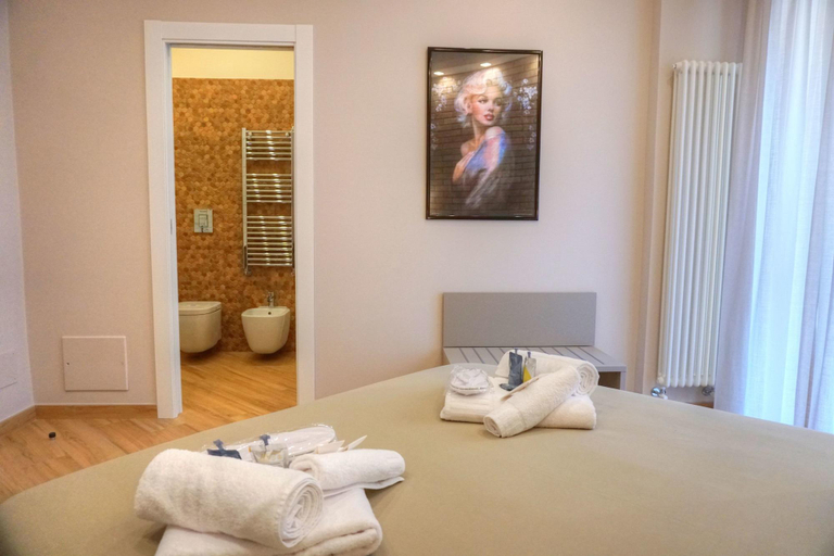 Bedroom 2, Little Rock, Latina