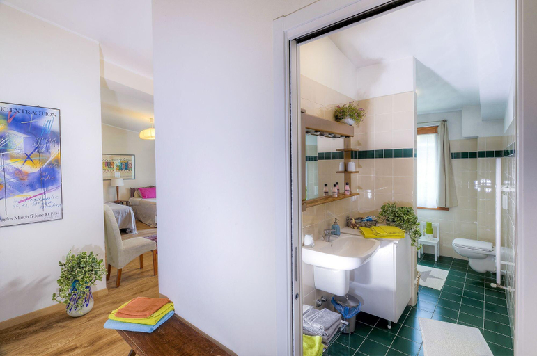 Bathroom 5, Rita's Garden, Milano