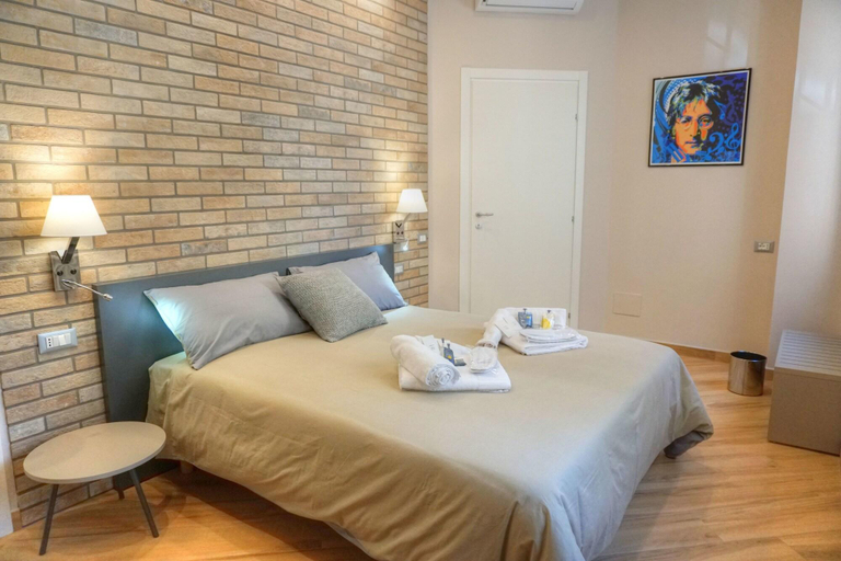 Bedroom 3, Little Rock, Latina
