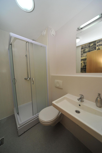 Bathroom 4, B&B Boatel Charlie, Belgrade