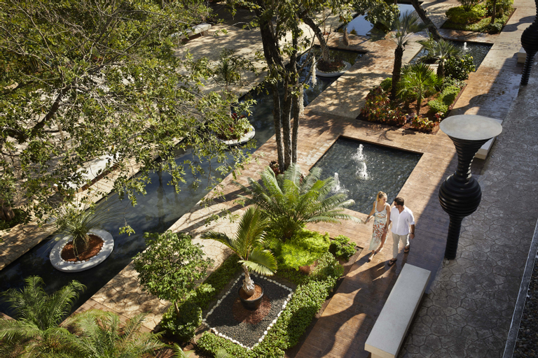Exterior & Views 17