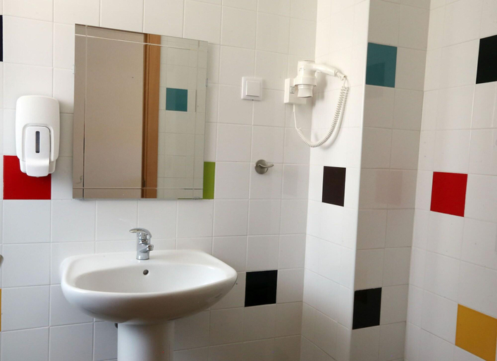 Bathroom 5, Sagres Sun Stay - Surf Camp & Hostel, Vila do Bispo