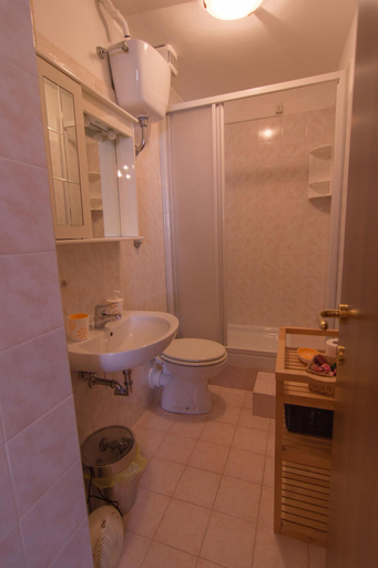 Bathroom 5, Laterano Inn, Rome