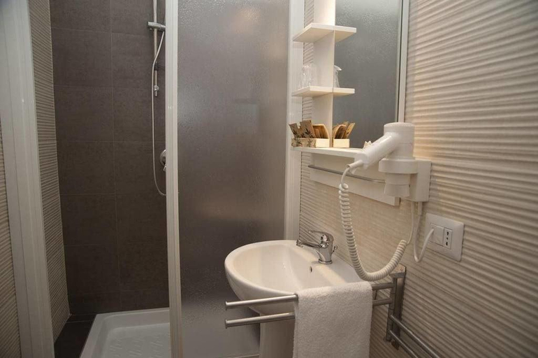 Bathroom 5, 4Rooms B&B Salerno, Salerno
