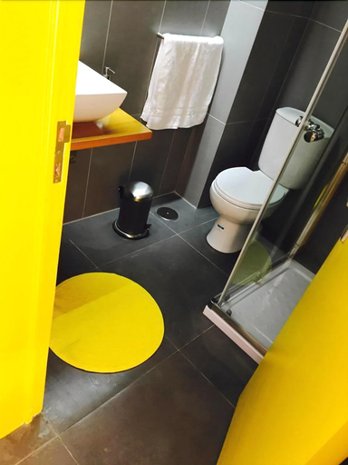 Bathroom 4, Globo Happy Hostel, Angra do Heroísmo