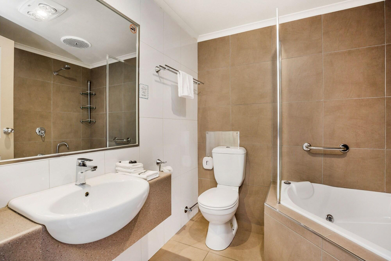 Bathroom 4, National Hotel Complex And Bendigo Central Apartme, Gr. Bendigo - Central