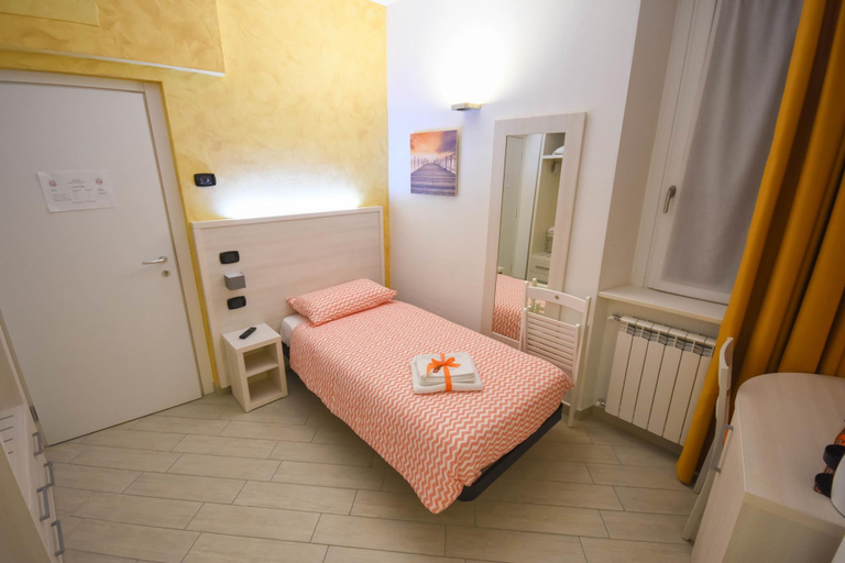 Bedroom 3, BelSorrisoVarese - Dormire Felice Rooms&Apartments, Varese