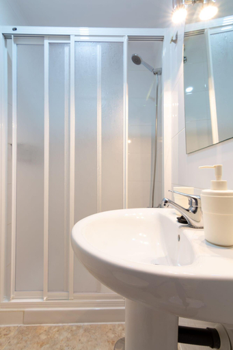Bathroom 4, Hostal Luna De Nerja, Málaga