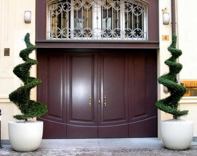 Exterior & Views