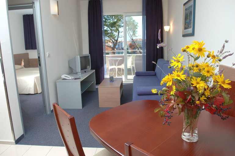 Public Area, Apartmani Marija, Postira