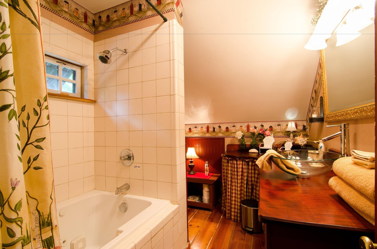 Bathroom 3, Lily Garden Bed and Breakfast, Jefferson