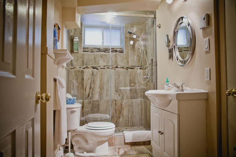 Bathroom 5, Maison des Jardins B&B, Montréal