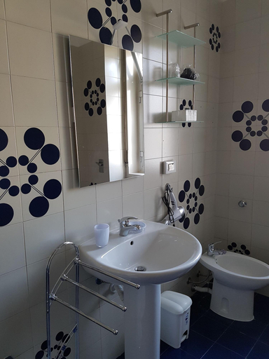 Bathroom 4, Vista sul porto, Palermo