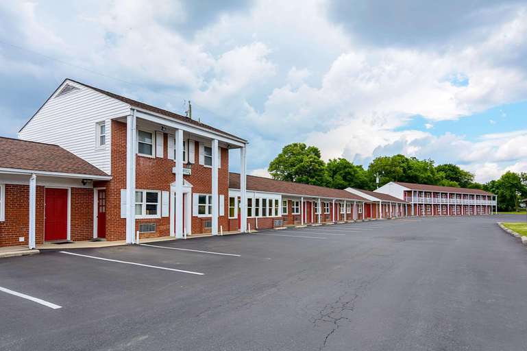 Exterior & Views 2, Econo Lodge Woodstock - Shenandoah Valley I-81, Shenandoah