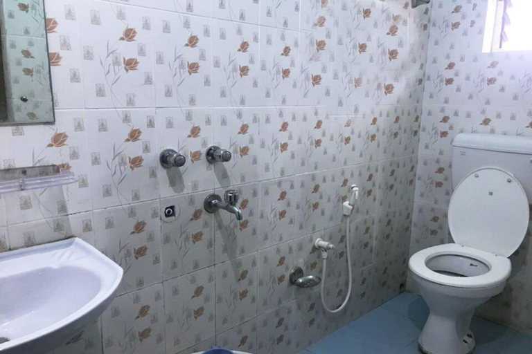 Bathroom, Goroomgo Gokul Anand Bhawan Puri, Puri