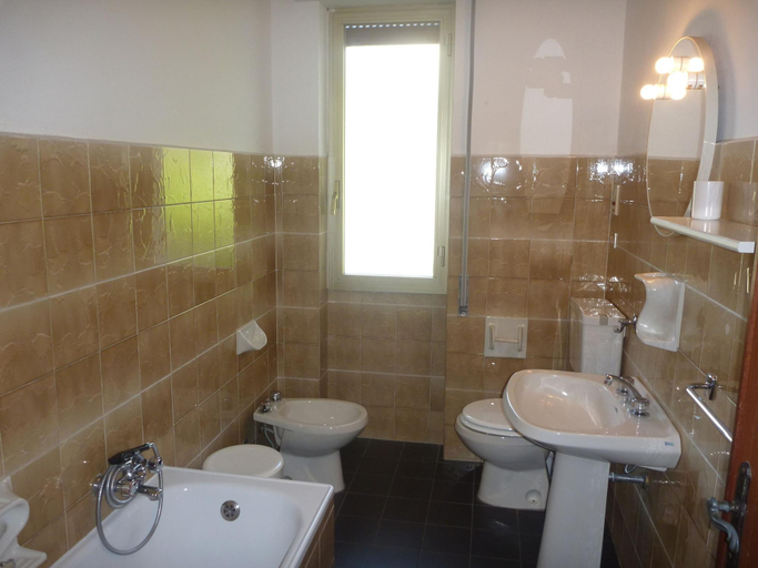 Bathroom 5, Borgo Verde-Uliveto, Imperia