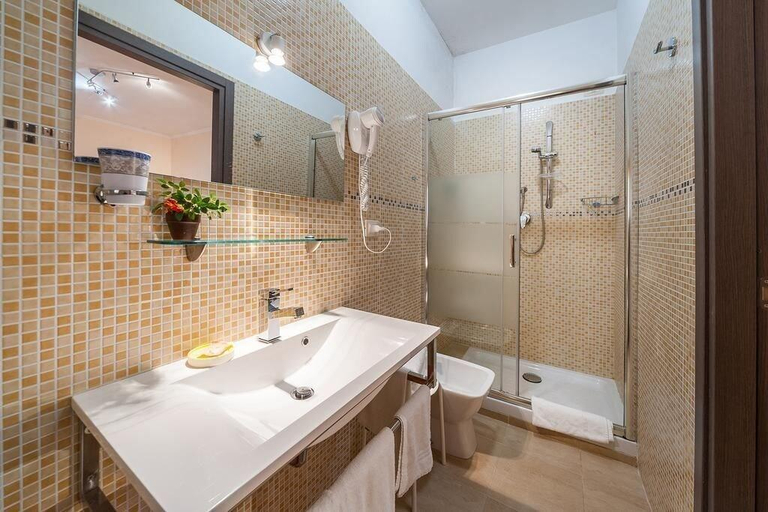 Bathroom 5, B&B Vatican Golden Rooms, Rome