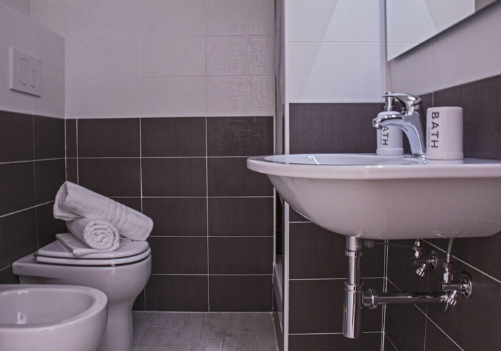 Bathroom 5, Domus Raffaello suite in Rome, Rome